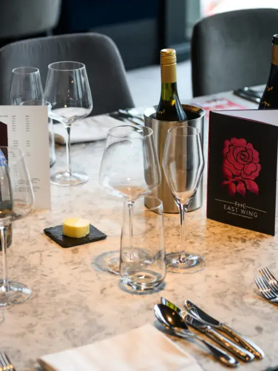 Table dressée dans un salon VIP du stade de Twickenham lors des Finales du Nations Championship, expérience Sodexo Live! Hospitality.
