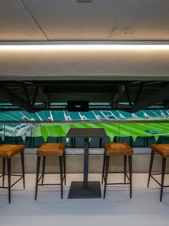 Salon VIP avec vue panoramique sur la pelouse du stade de Twickenham lors des Finales du Nations Championship.