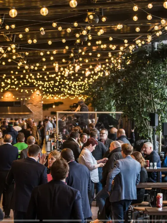 Invités VIP profitant d’un moment convivial avant les Finales du Nations Championship dans un salon de Twickenham.