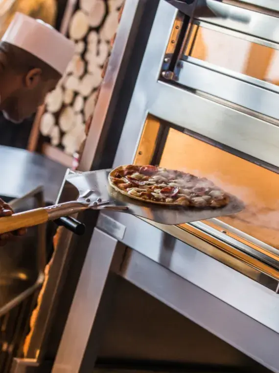 Atelier culinaire en direct avec préparation de pizzas pour les clients des Finales du Nations Championship.