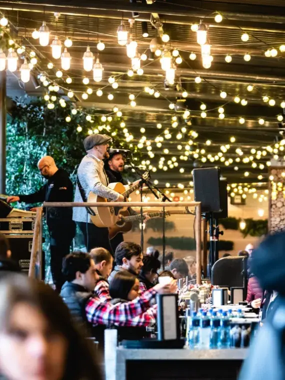 Groupe de musique live animant les espaces VIP dans l’ambiance festive des Finales du Nations Championship.