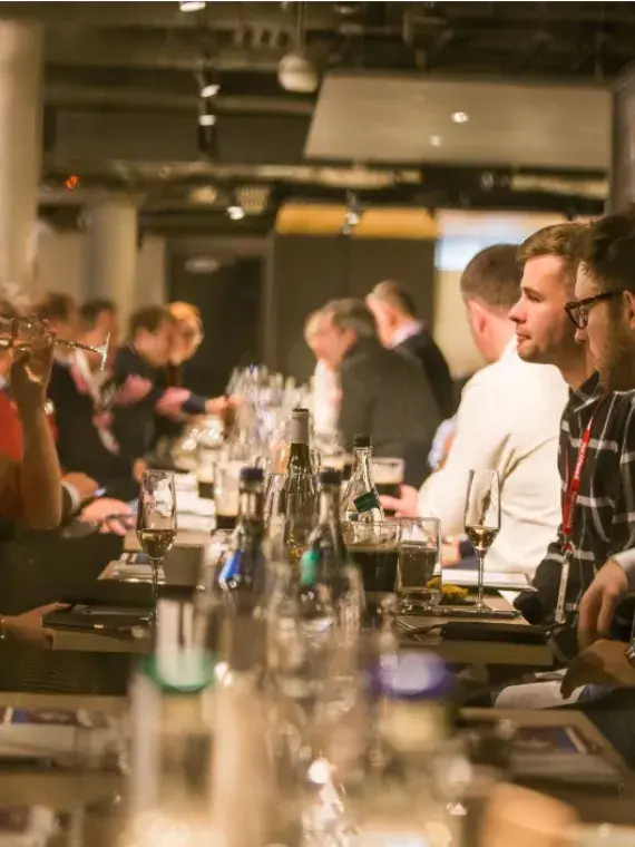 Invités profitant d’un repas d’avant-match dans un salon VIP Sodexo Live! Hospitality lors des finales du Nations Championship à Twickenham.