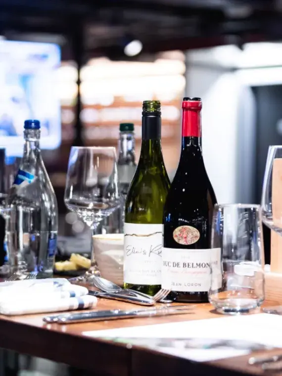 Table élégamment dressée avec sélection de vins pour une expérience d’hospitalité VIP à Twickenham.