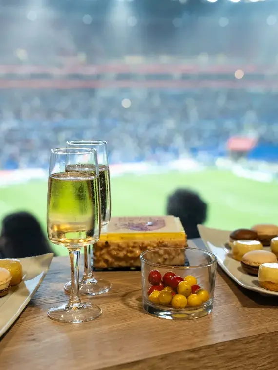 Expérience gastronomique en loge VIP au Groupama Stadium avec vue sur la pelouse, dans le cadre des offres d'hospitalité premium de Sodexo Live! Hospitality.
