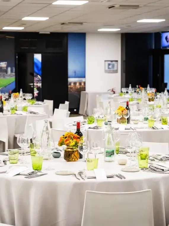 Tables en repas assis dans le salon partage VIP