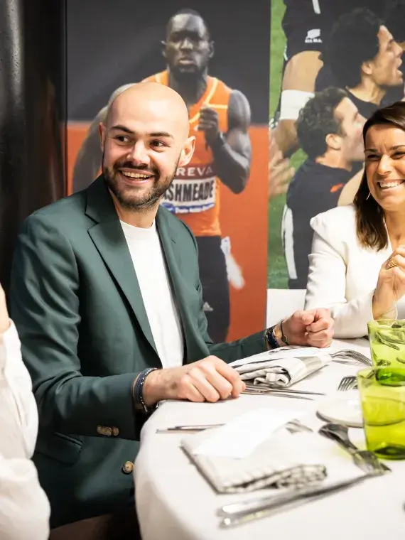 Moment d'echange convivial en repas assis en salon VIP au Stade de France