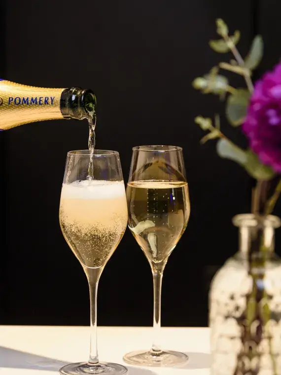 Invités profitant d’un cocktail haut de gamme en loge privée lors d’un match de Ligue des Nations