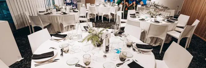 L'espace hospitalité Village Officiel du Stade de France vue sur une table et un écran de retransmission du match