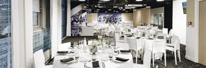 L'espace hospitalité Village Officiel du Stade de France vue sur une table pour déjeuner ou diner