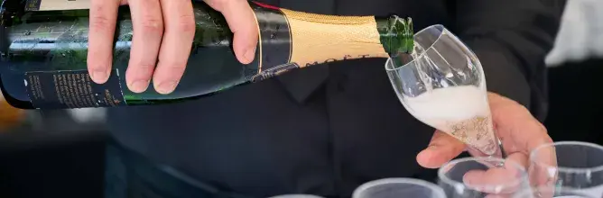 Un serveur qui sert du champagne à l'espace hospitalité VIP Salon Ferveur au Stade de France
