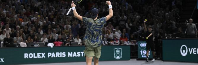 sessions tennis rolex paris masters joueur de tennis Un joueur de tennis victorieux de dos au Masters 1000 de Paris Bercy