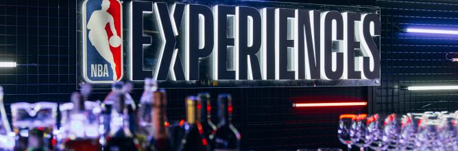description des lieux_visuel_nba experiences nba paris game 2023 nba exp lounge eng Glass and bottle frome a VIP lounge buffet