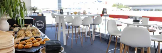 Présentation des lieux et prestations hospitalités proposés par Sodexo Live! Hospitality pour les Grands Prix de Formule 1, incluant loges VIP, services exclusifs et expériences immersives en bord de piste.