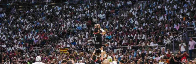 axime Lucu, demi de mêlée de l’UBB, en pleine action lors de la demi-finale du Top 14 2025 – performance stratégique captée depuis les espaces VIP Sodexo Live!