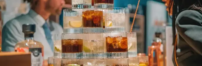 Bar à cocktails haut de gamme dans les espaces hospitalité Sodexo Live! – sélection de boissons premium pour invités corporate lors de la demi-finale du Top 14 au Stade Vélodrome