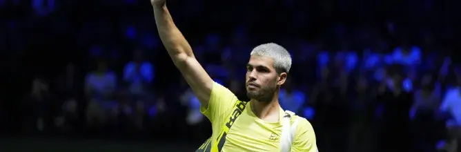 Carlos Alcaraz salue la foule au Rolex Paris Masters à Paris La Défense Arena, lors d’un moment fort sublimé par les expériences VIP Sodexo Live!