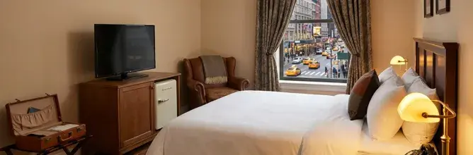 Chambre d’hôtel élégante à New York, reflétant le confort haut de gamme des séjours signés Sodexo Live! Hospitality.