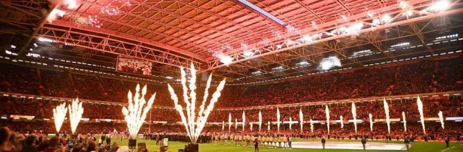 Principality Stadium illuminé par des feux d'artifices avant le coup d’envoi, présenté dans notre package VIP Hospitalité Sodexo Live! pour le Tournoi des Six Nations à Cardiff.