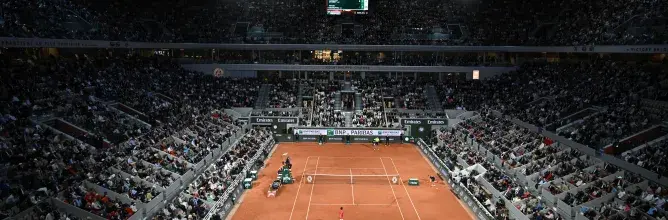 Sous les lumières de Roland‑Garros, la session de soirée prend une dimension unique : les invités Sodexo Live! Hospitality profitent d’un moment privilégié au cœur des hospitalités officielles du tournoi.