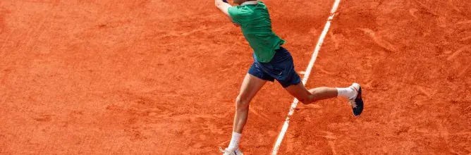 Sous le soleil éclatant de Roland‑Garros, Jannik Sinner exécute un revers sauté spectaculaire, tandis que les invités Sodexo Live! Hospitality profitent de l’expérience officielle VIP au plus près du jeu.