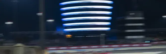 Voiture du WEC lancée à pleine vitesse sur la piste, illustrant l’intensité de la course, avec les offres premium de Sodexo Live! Hospitality pour vivre l’événement au plus près. 