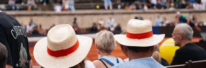 Couple VIP bord de court Arenes de Nimes