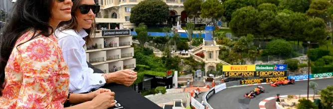 Deux clientes profitant du Grand Prix de Monaco depuis une terrasse VIP avec vue sur le circuit, dans le cadre des hospitalités Sodexo Live!