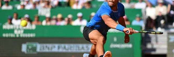 Carlos Alcaraz en pleine performance lors de la finale du Rolex Monte-Carlo Masters, dans le cadre des offres d’hospitalité VIP tennis exclusives proposées par Sodexo Live!.