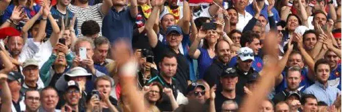 Joueurs français rugby à 7 en célébration face au public dans le stade lors des finales HSBC SVNS Bordeaux