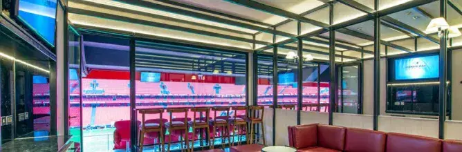 Loge VIP du stade San Mamés à Bilbao prête à accueillir les invités des packages hospitalité Sodexo Live! Hospitality pour les finales EPCR de rugby.