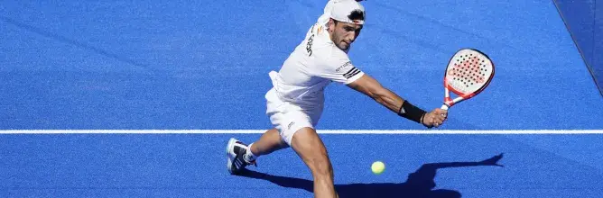 Joueur en action préparant un revers sur le court de l’Alpine Major Padel 2026 dans un cadre VIP