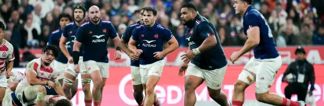 Les Bleus se replacent en défense lors du Nations Championship 2026, proposé par Sodexo Live! Hospitality pour ses clients VIP
