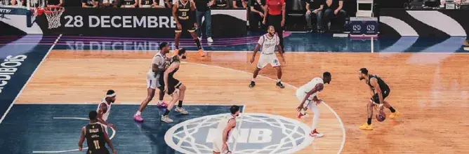 Rencontre de basketball de la Supercoupe LNB avec intensité de jeu et ambiance de match