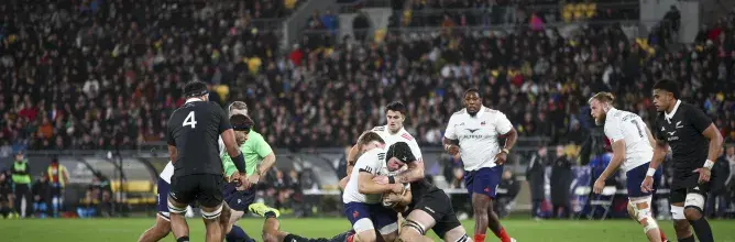Les Bleus affrontant les All Blacks lors de la tournée d’automne, illustration de l’expérience VIP proposée pour les finales du Nations Championship.