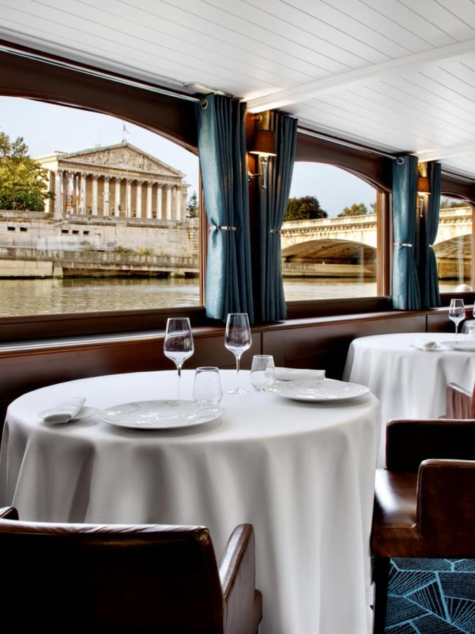 Vue sur la seine depuis une table d'un restaurant croisière Bateaux Parisiens