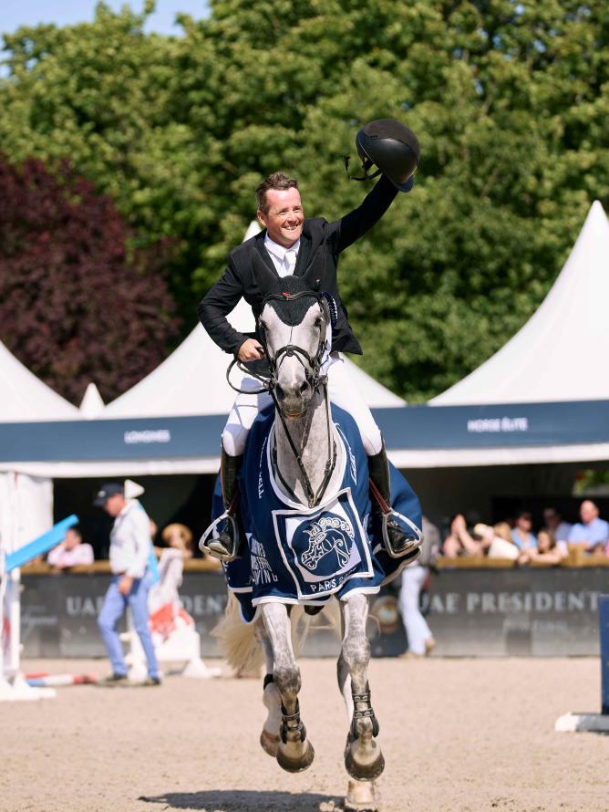 Cavalier en action lors du Longines Paris Eiffel Jumping.