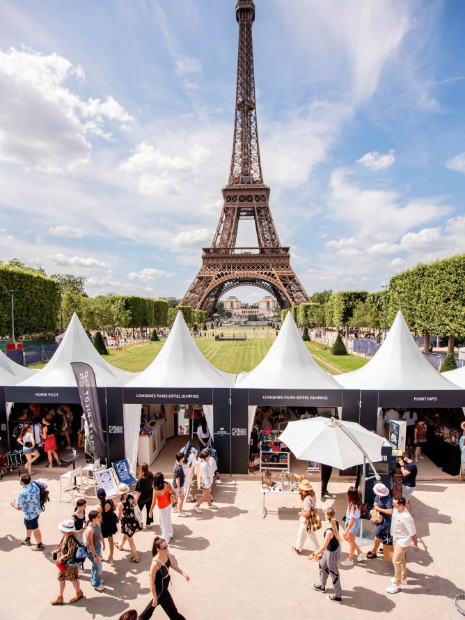 Vue du stand du village d'hospitalité au Longines Paris Eiffel Jumping.