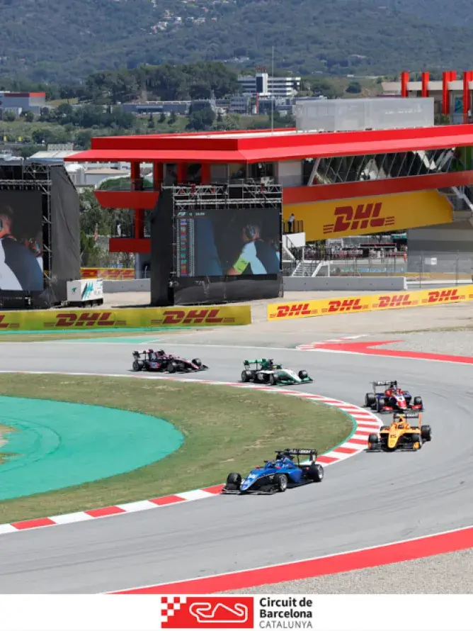Vue panoramique du circuit du Grand Prix de Formule 1 en Espagne, mettant en valeur les virages techniques, les tribunes animées et l’ambiance de la course.