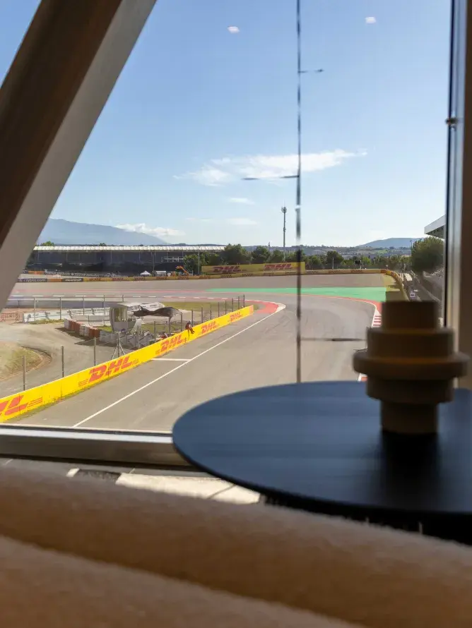 Vue privilégiée sur la piste du Grand Prix de Formule 1 en Espagne depuis l’espace VIP, avec accès direct aux zones exclusives et ambiance premium.