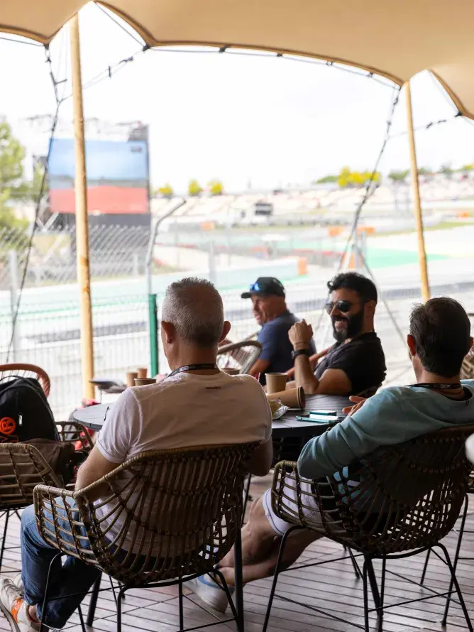 Vue VIP depuis l’espace hospitalité au Grand Prix de Formule 1 en Espagne, avec accès privilégié à la piste, ambiance premium et services haut de gamme.