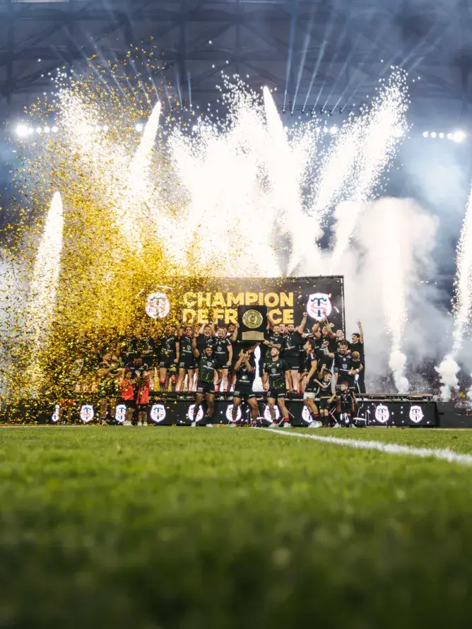 Le Stade Toulousain célèbre sa victoire en soulevant le Bouclier de Brennus lors de la finale du Top 14 2024 – moment fort capté depuis les espaces VIP Sodexo Live!