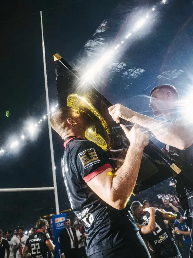 Jack Willis célèbre la victoire du Stade Toulousain en soulevant le Bouclier de Brennus après la finale du Top 14 2024 – moment fort capté depuis les espaces VIP Sodexo Live!