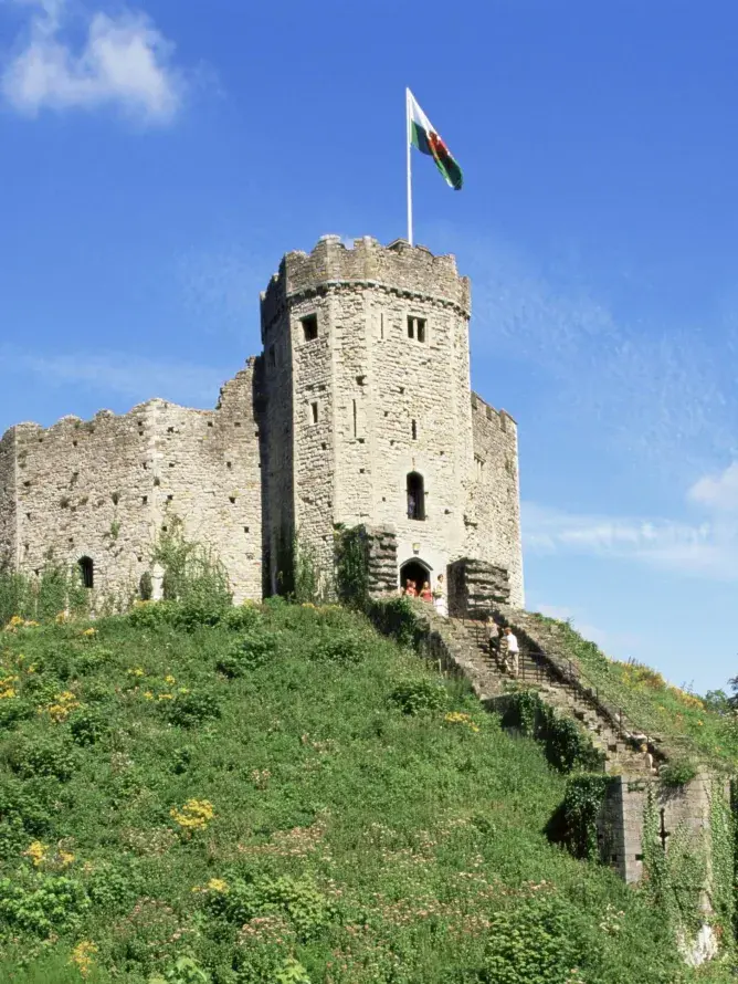 Vue du Château de Cardiff, forteresse médiévale galloise construite sur un ancien fort romain, au cœur de la capitale