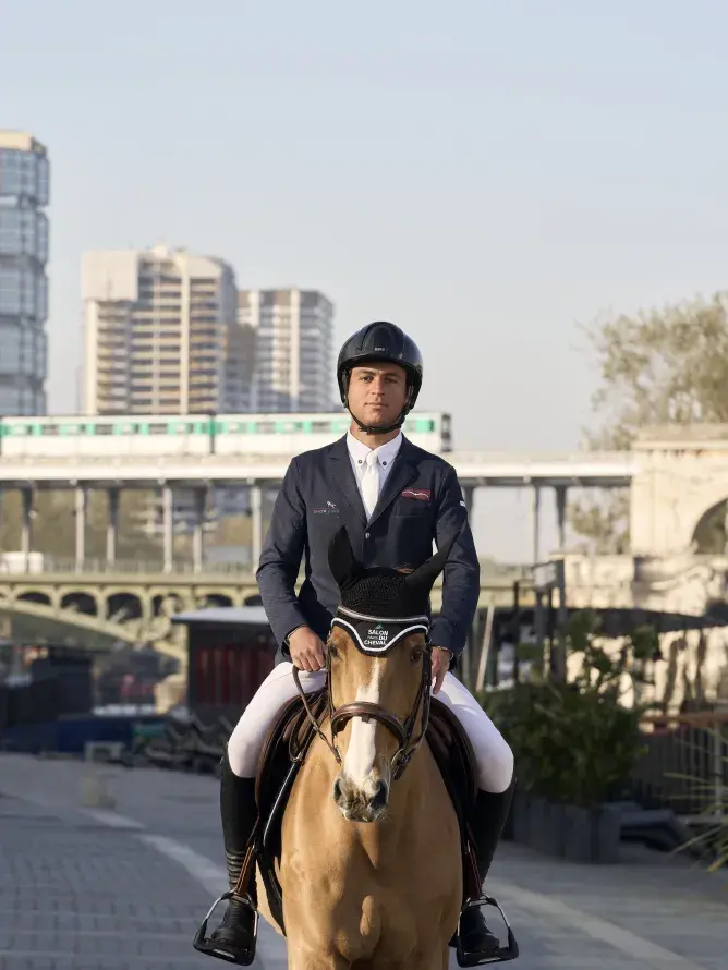 Cavalier à cheval devant une station de métro parisienne, contraste saisissant entre tradition équestre et modernité urbaine, reflet de l’élégance inattendue de l’expérience VIP.