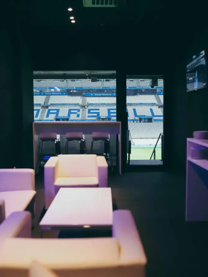 ue panoramique sur le terrain depuis une loge VIP au Stade Vélodrome – cadre exclusif de l’expérience hospitalité Sodexo Live! lors de la demi-finale du Top 14 2026