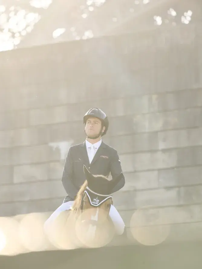 Cavalier à cheval sur les quais de Seine à Paris, scène poétique mêlant élégance équestre et charme urbain, reflet du raffinement des expériences VIP du Salon du Cheval.