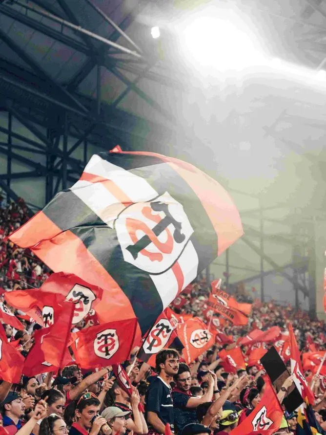 Tribunes pleines au Stade Toulousain pour la finale du Top 14 2024 – ambiance festive et premium