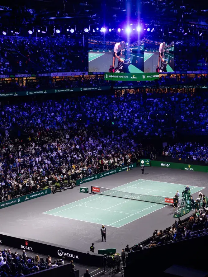 Court central du Rolex Paris Masters à Paris La Défense Arena, la plus grande salle d’Europe, mis en valeur comme cadre premium des expériences VIP Sodexo Live! Hospitality