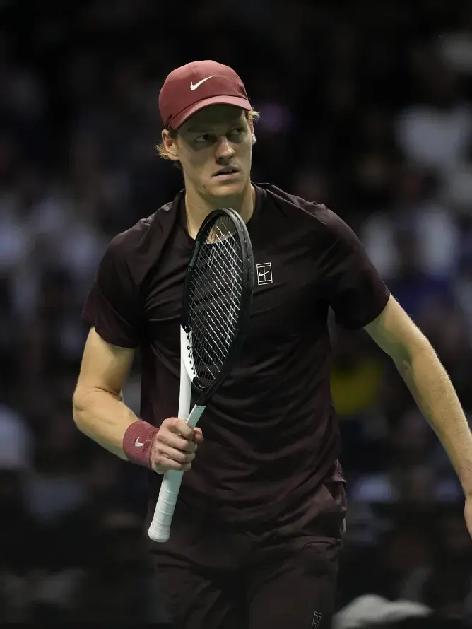 Jannik Sinner en action au Rolex Paris Masters à Paris La Défense Arena, où Sodexo Live! propose des packages VIP pour une expérience premium.