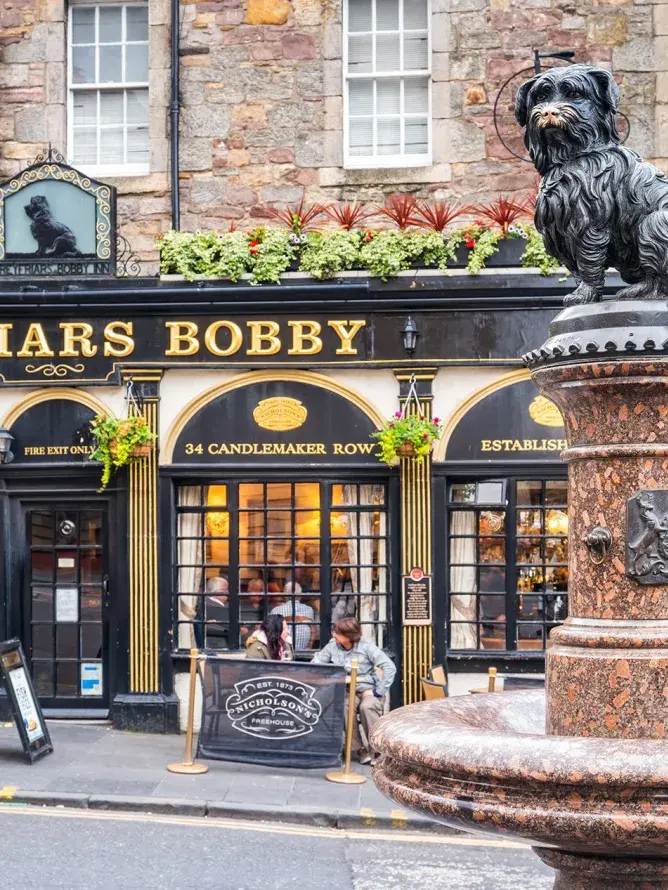façade d'un pub historique d'Edimbourg